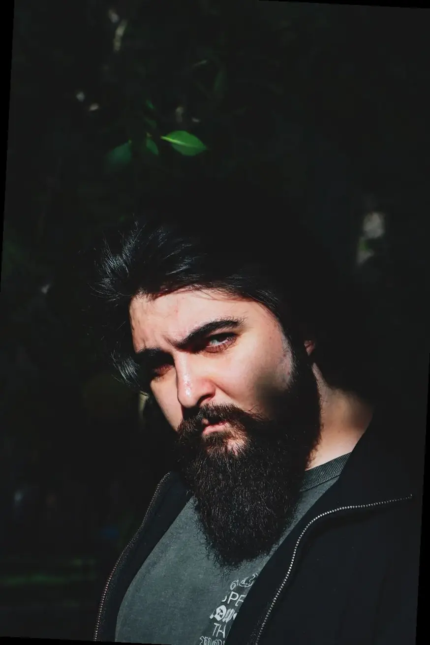 hombre con barba natural