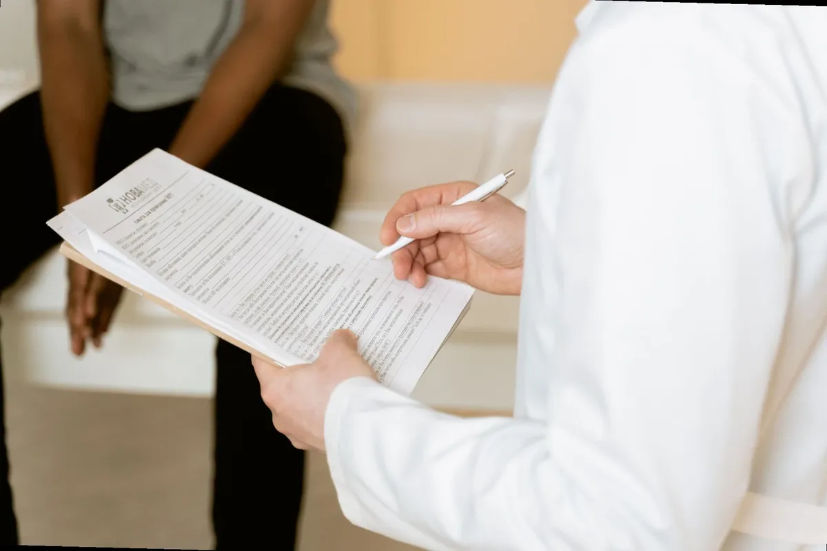 persona revisando dosis de medicamento