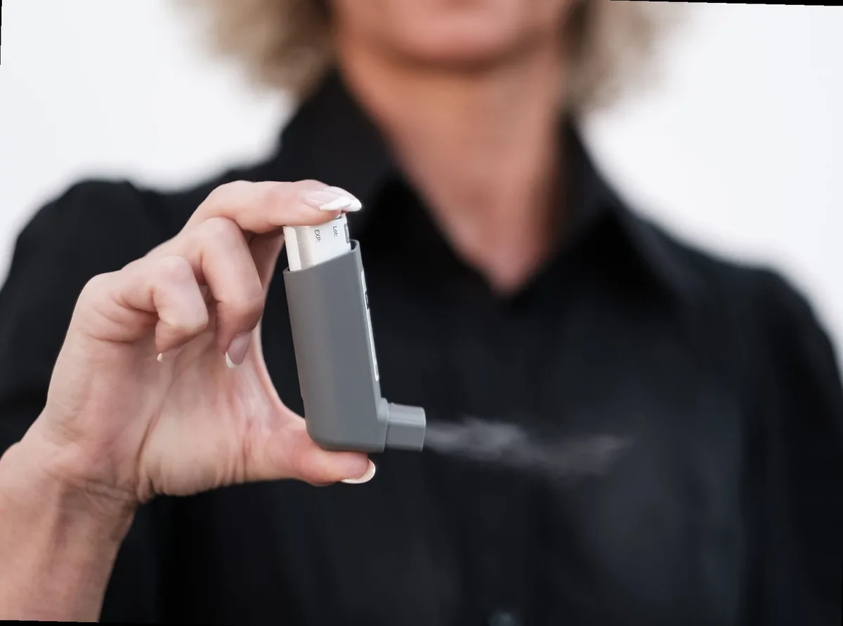 persona usando inhalador para asma