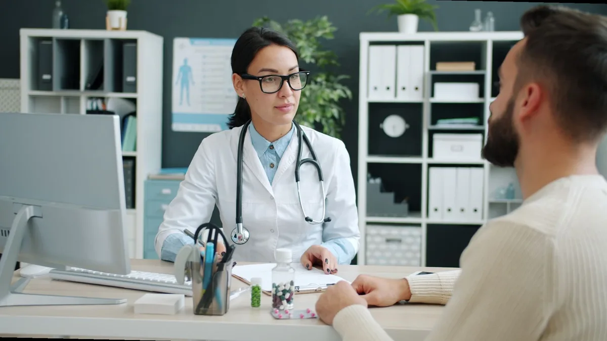 persona leyendo instrucciones de medicamento