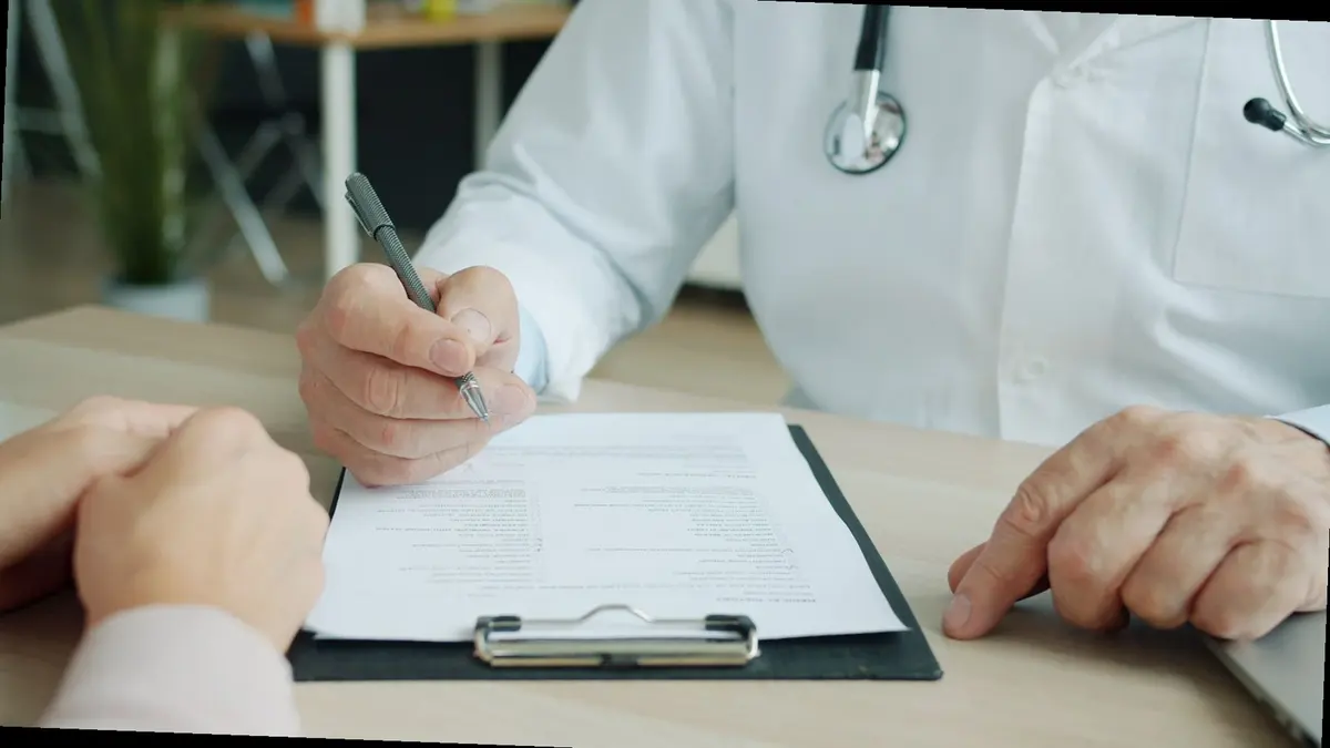 persona consultando información sobre tratamiento médico