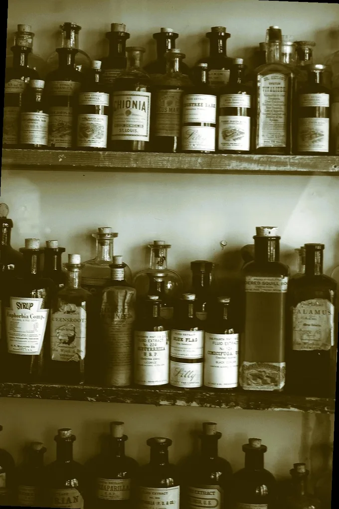 persona comprando medicamento en farmacia