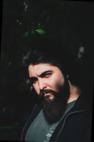 hombre con barba natural